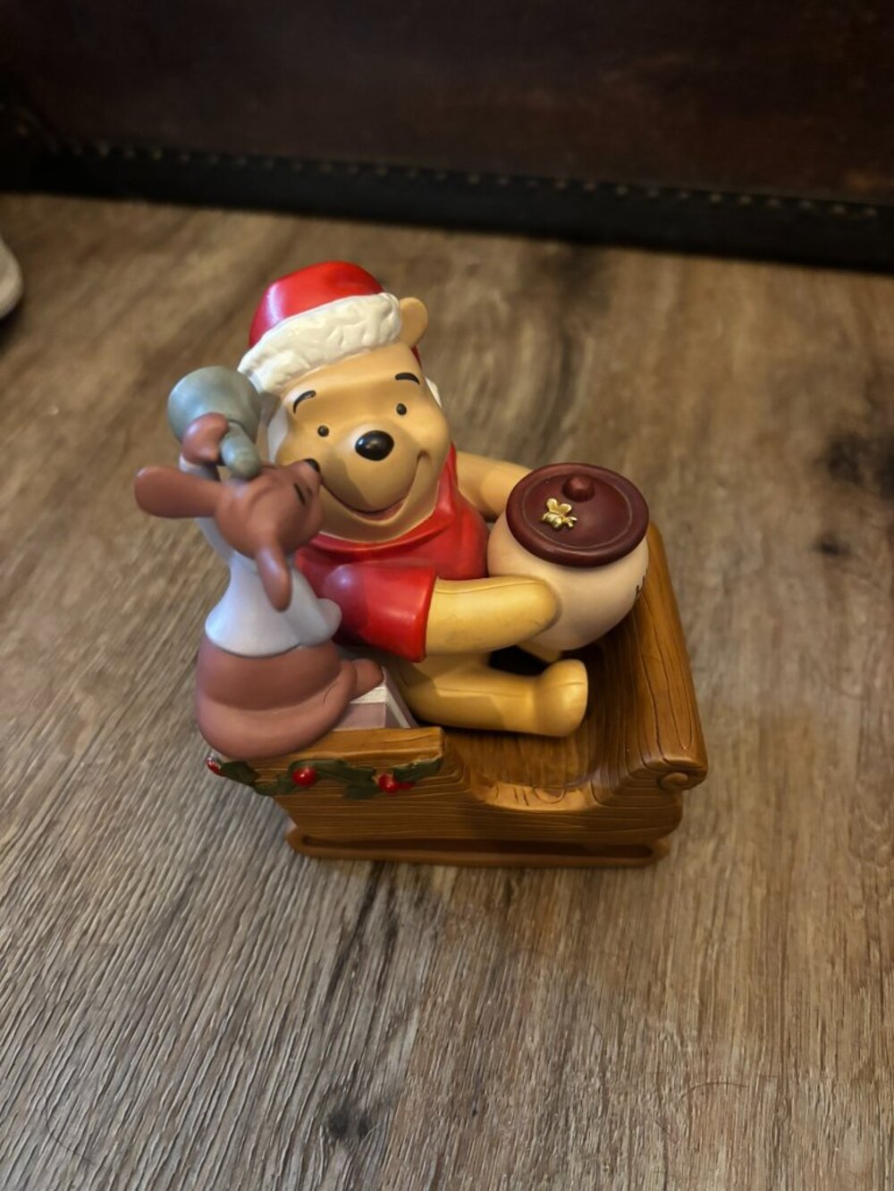 Enesco Disney Pooh & Friends A Sleigh Full of Presents figurine